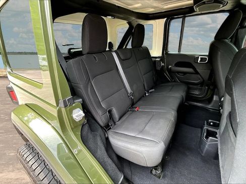 Used 2022 Jeep Wrangler Unlimited Sahara AWD/4WD image 26