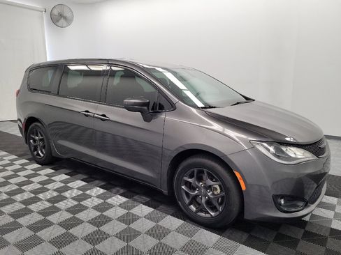 Used 2019 Chrysler Pacifica Touring Plus w/ S Appearance Package FWD image 11