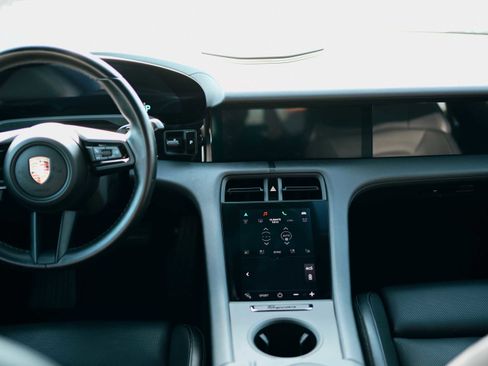 Used 2023 Porsche Taycan image 9
