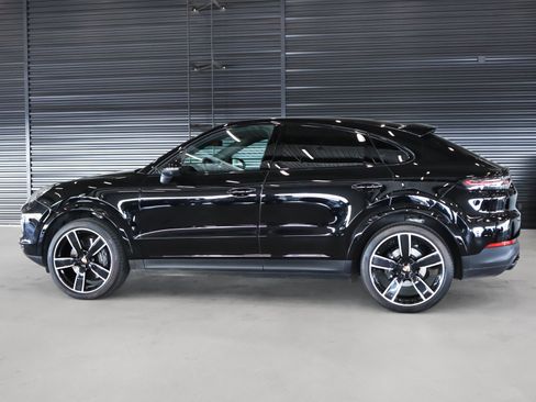 Certified 2023 Porsche Cayenne Platinum Edition image 2
