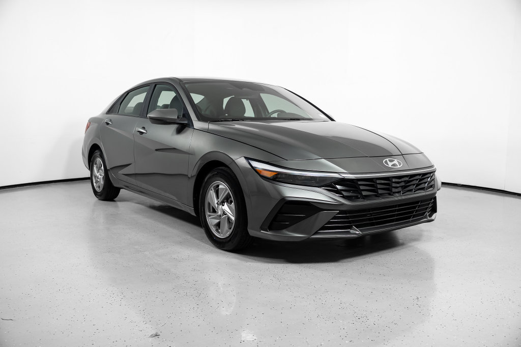 Certified 2026 Hyundai Elantra SE FWD image 2