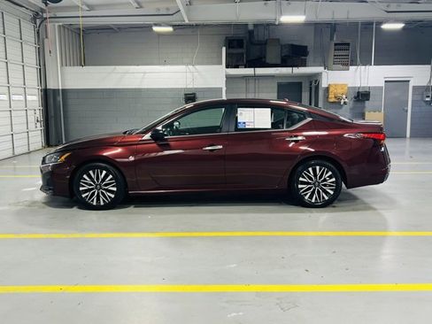 Used 2024 Nissan Altima 2.5 SV image 14