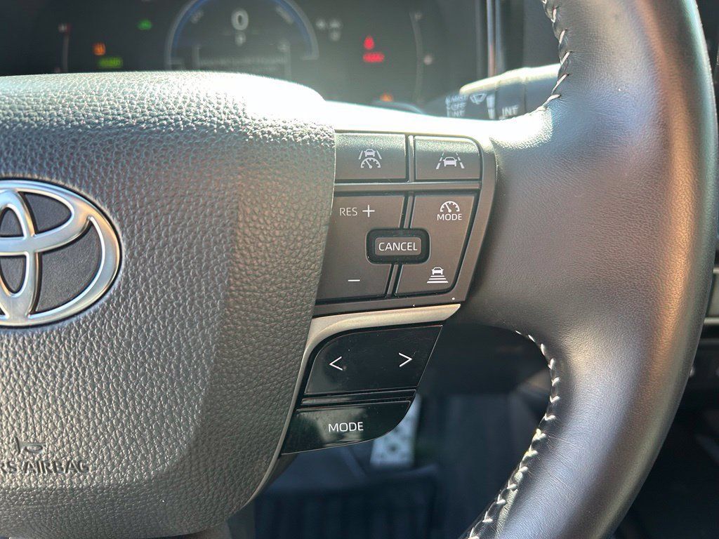 Used 2025 Toyota Camry SE AWD/4WD image 13