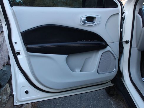 Used 2018 Jeep Compass Latitude w/ Cold Weather Group image 12