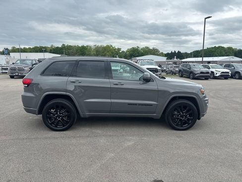 Used 2020 Jeep Grand Cherokee Altitude AWD/4WD image 2