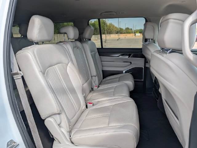 Used 2024 Jeep Wagoneer L Series II RWD image 26