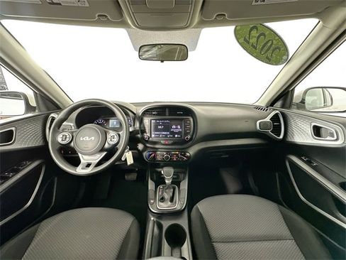 Used 2022 Kia Soul LX image 3