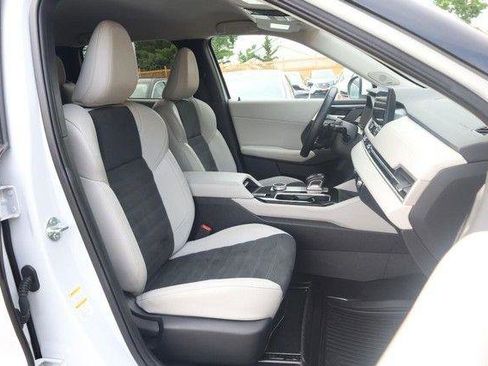 Used 2025 Mitsubishi Outlander AWD image 27