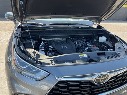Used 2023 Toyota Highlander Limited FWD image 24