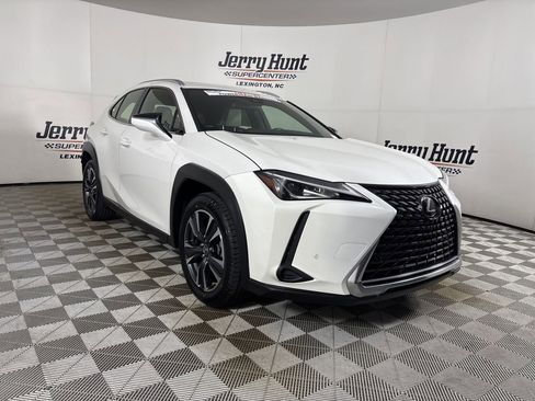 Used 2022 Lexus UX 200 w/ Accessory Package (Z1) FWD image 4