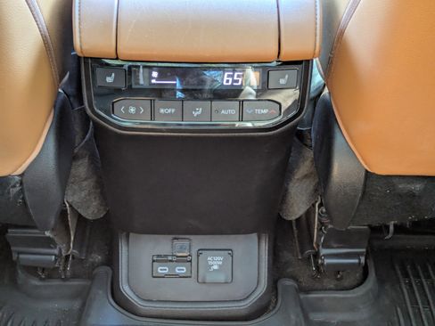 Used 2023 Toyota Highlander Platinum image 16