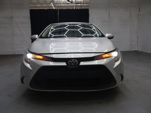 Used 2022 Toyota Corolla LE FWD image 2