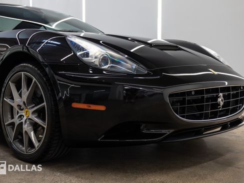 Used 2011 Ferrari California RWD image 19