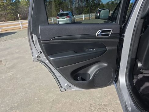 Used 2019 Jeep Grand Cherokee Altitude image 42