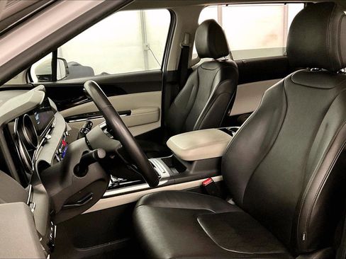 Used 2024 Kia Carnival EX image 24