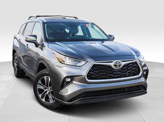 Used 2022 Toyota Highlander XLE FWD video 2