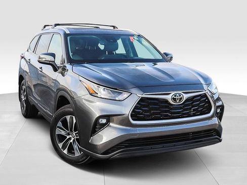 Used 2022 Toyota Highlander XLE FWD image 2