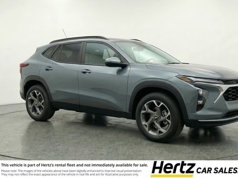 Used 2025 Chevrolet Trax LT FWD image 1