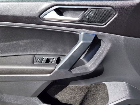 Used 2018 Volkswagen Tiguan SE w/ Panoramic Sunroof Package image 12