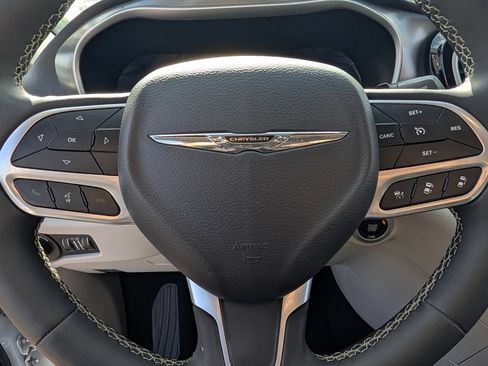 Used 2024 Chrysler Pacifica Limited FWD image 22