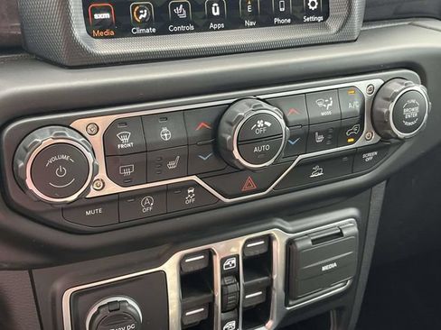 Used 2022 Jeep Wrangler Unlimited Sahara AWD/4WD image 31
