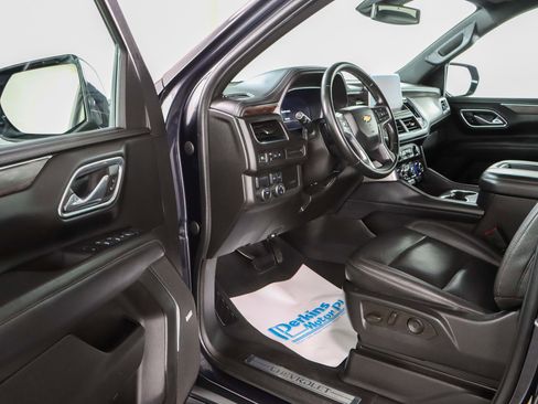 Used 2023 Chevrolet Suburban LT image 3