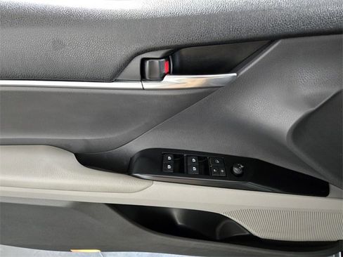 Used 2018 Toyota Camry SE image 28