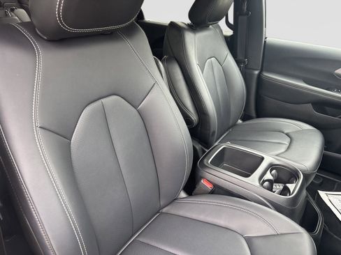 Used 2025 Chrysler Pacifica Select FWD image 30