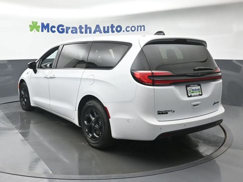 Used 2024 Chrysler Pacifica Select image 21