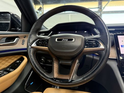 Used 2022 Jeep Grand Cherokee L Summit w/ Luxury Tech Group V image 18