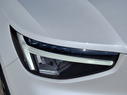 Used 2024 Volvo XC40 B5 Plus w/ Climate Package image 9