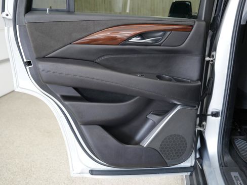 Used 2019 Cadillac Escalade Luxury AWD/4WD image 34
