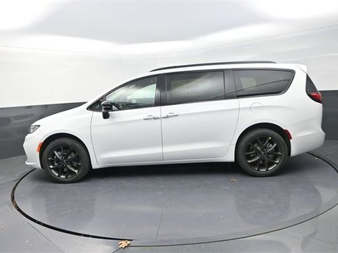 New 2026 Chrysler Pacifica Select image 4