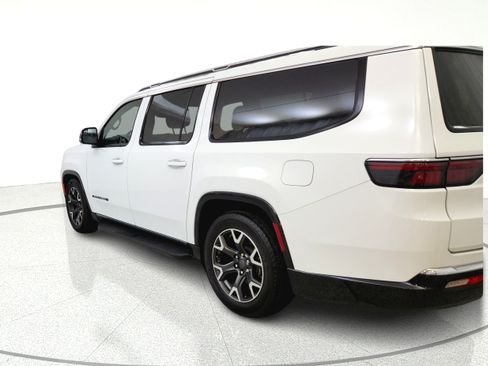 Used 2024 Jeep Wagoneer L Series III w/ Flexible Seating Group AWD/4WD image 5