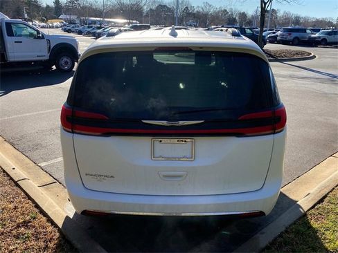 Used 2022 Chrysler Pacifica Touring-L image 29