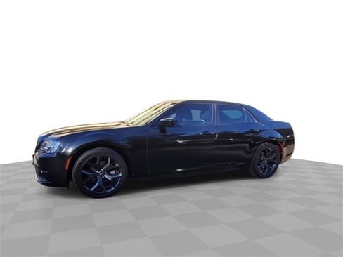 Used 2020 Chrysler 300 Touring w/ Sport Appearance Package image 4