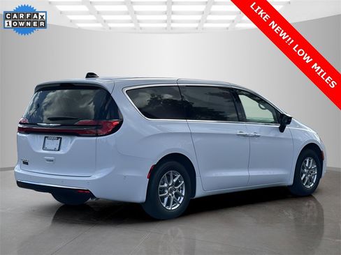 Used 2025 Chrysler Pacifica Select image 6
