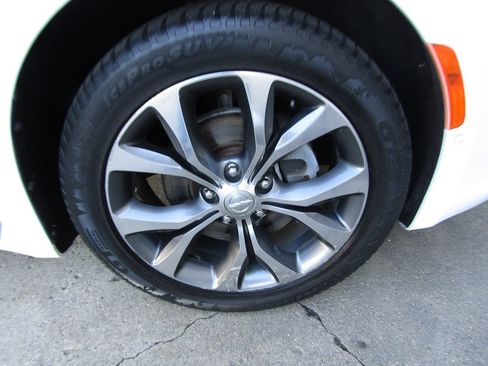 Used 2017 Chrysler Pacifica Limited FWD image 40