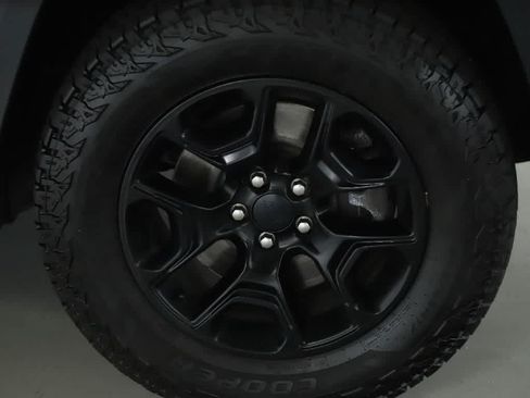 Used 2019 Jeep Cherokee Trailhawk w/ Cold Weather Group AWD/4WD image 10