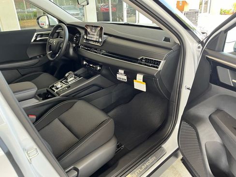 Used 2024 Mitsubishi Outlander ES image 19