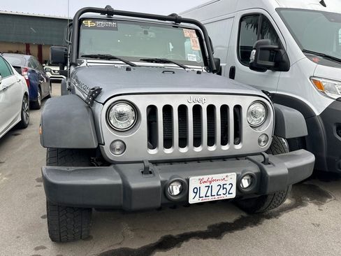 Used 2018 Jeep Wrangler Unlimited Rubicon w/ Connectivity Group image 2