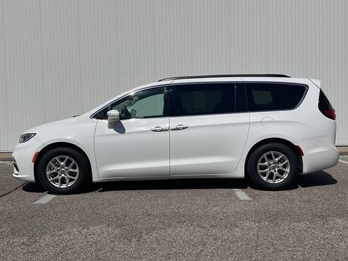 Used 2022 Chrysler Pacifica Touring-L FWD image 2