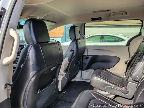 Used 2023 Chrysler Pacifica Touring-L FWD image 11