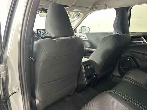 Used 2025 Mitsubishi Outlander ES FWD image 24