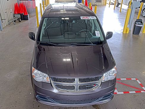 Used 2019 Dodge Grand Caravan SE FWD image 2