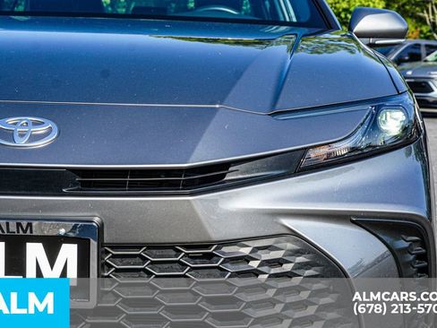 Used 2025 Toyota Camry SE image 12