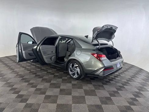 Used 2025 Hyundai Elantra Sport FWD image 22