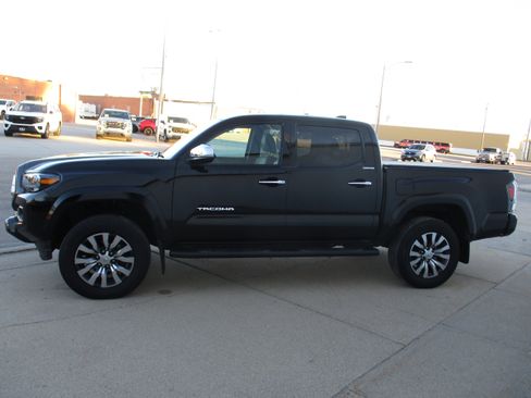 Used 2023 Toyota Tacoma Limited image 4