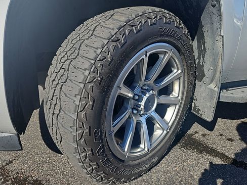 Used 2013 Chevrolet Avalanche LTZ image 12