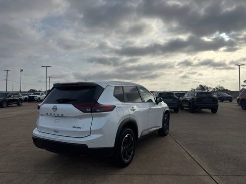 Used 2024 Nissan Rogue SV AWD/4WD image 18